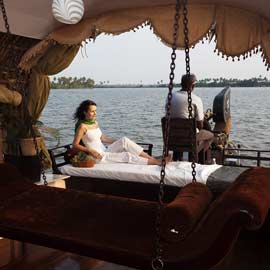 Spending a day at Ashtamudi – What are the attractions and activities for tourists?