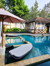 Temperature‑controlled pool and poolside bar