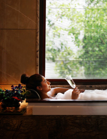 Forest-view jacuzzi bathtub