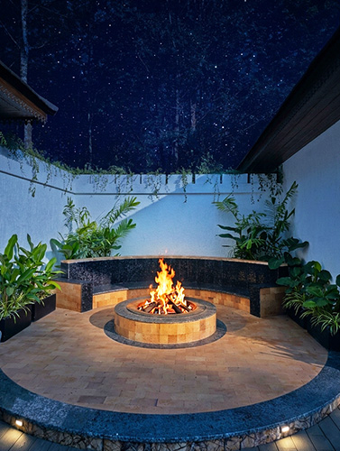 Open-to-sky fireplace