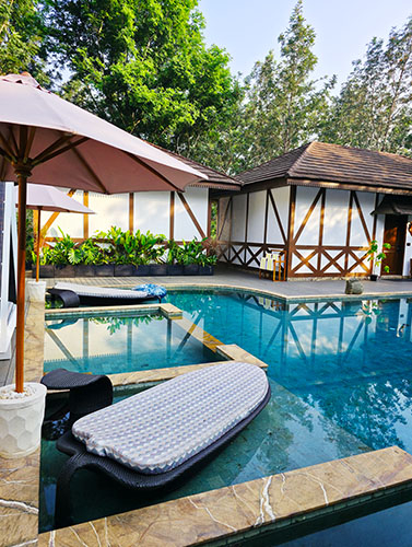 Temperature‑controlled pool and poolside bar