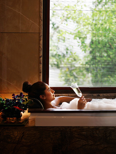 Forest-view jacuzzi bathtub