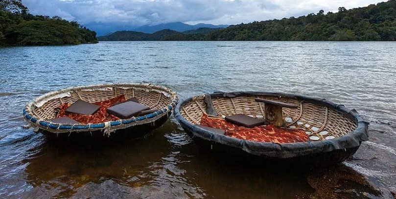 Coracle Boat Ride in Thenmala 